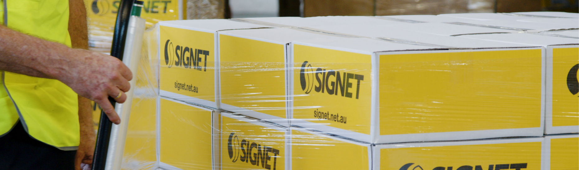 Wrapping a pallet with the Signet Bolt