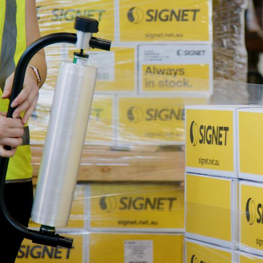 Hand wrapping a pallet