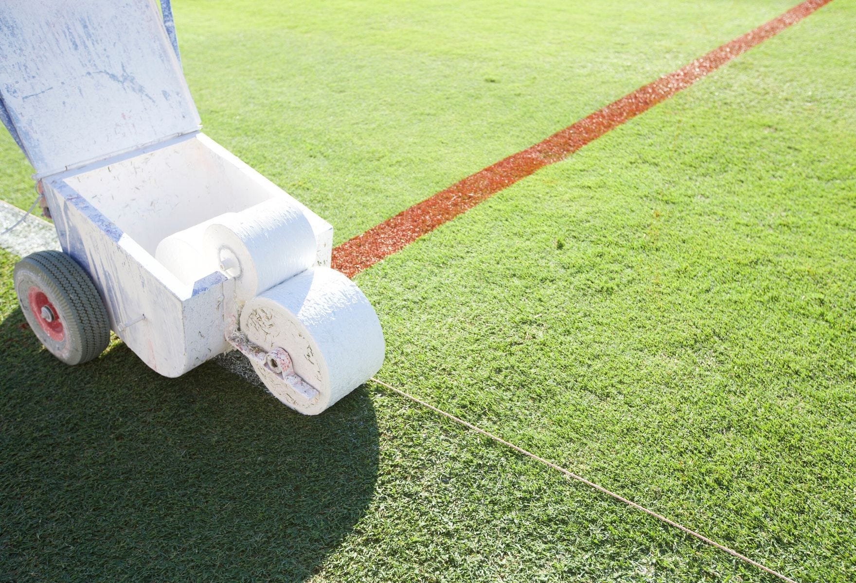 Spray painting with field marking trolley 