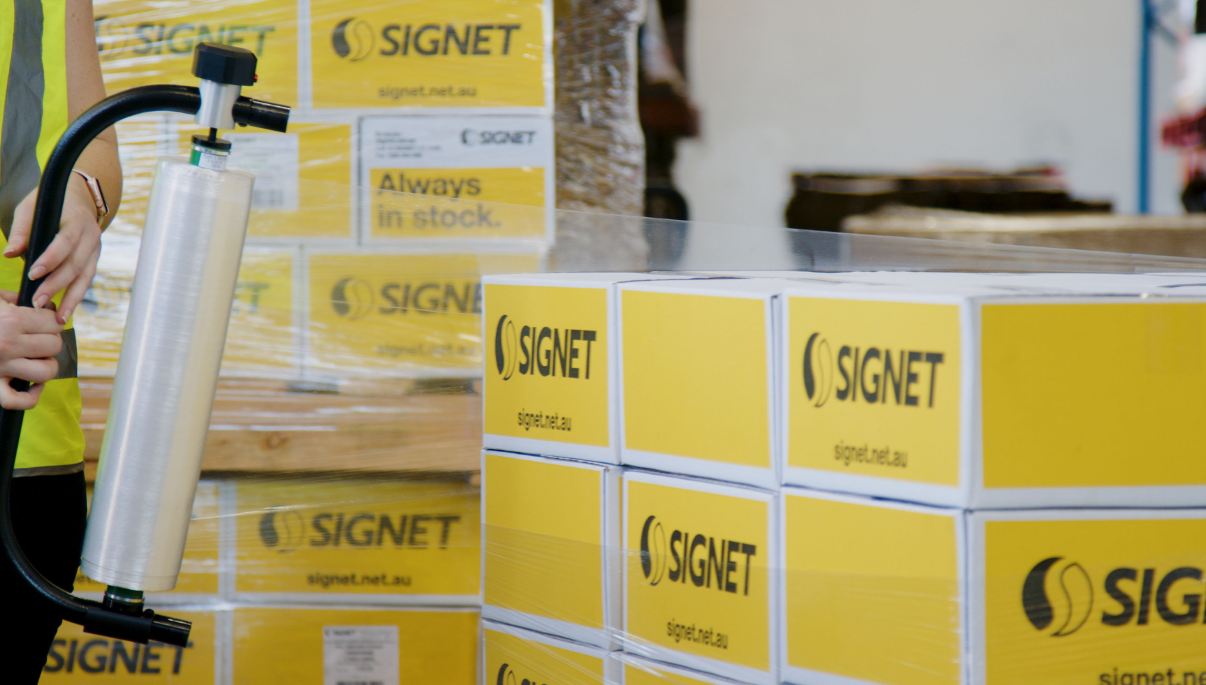 Person Wrapping a Pallet with the Signet Bolt